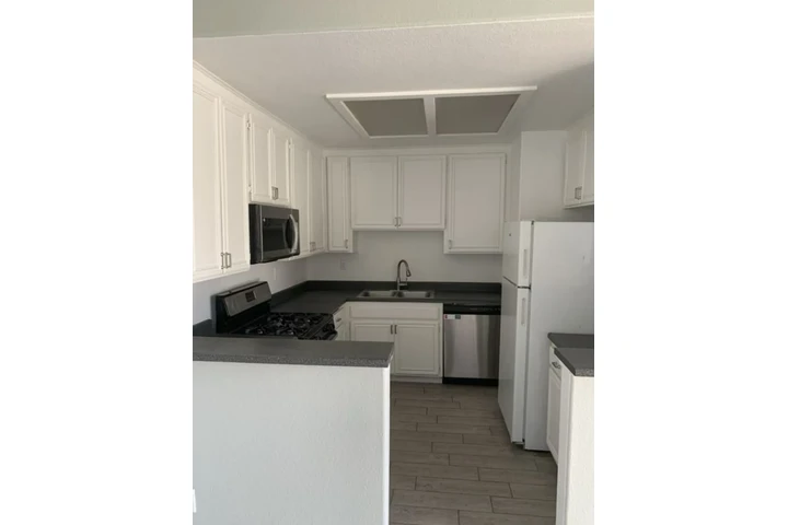 $1400 : 1Bed 1Bath Apt in South LA image 2