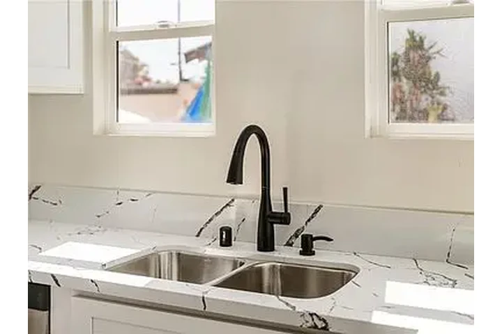 $1100 : Carson con garaje independient image 5