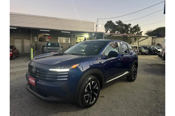 2025 Kicks SV 4WD image 1