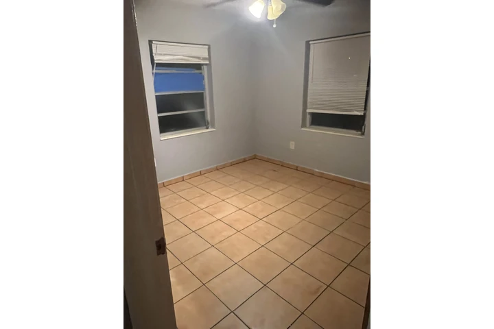 $2300 : Rento apartamento en Hialeah image 5