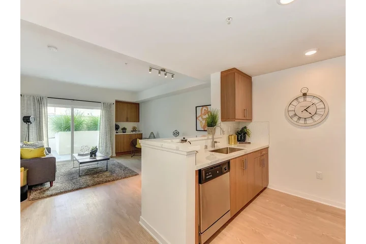 $2300 : Modern 2bed 1bath available image 4