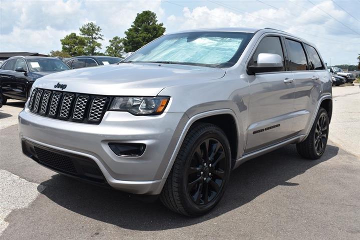 2019 Grand Cherokee Altitude image 1