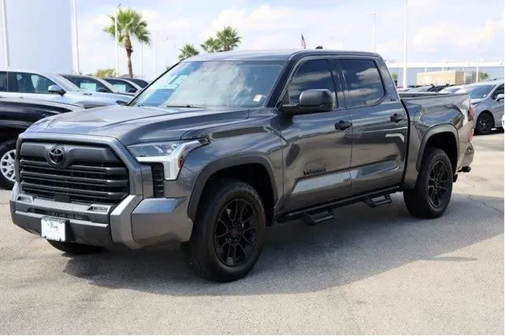 $39592 : Toyota Tundra 2023 4x4 SR5 4 image 3