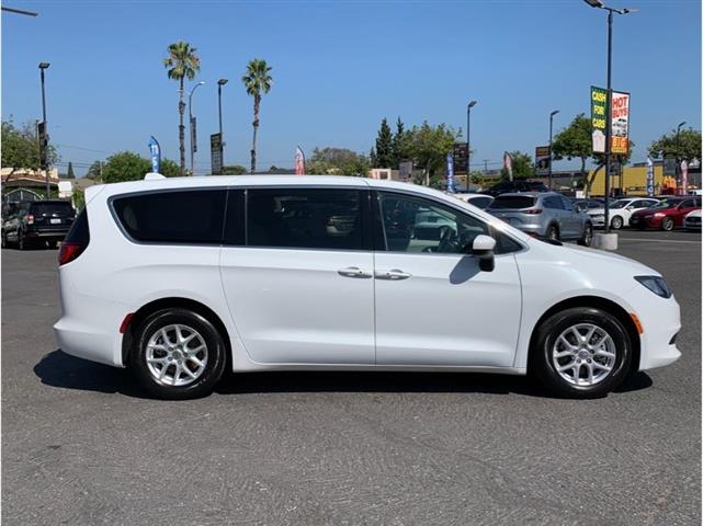 $21995 : 2017 Chrysler Pacifica Touring image 1