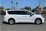 $21995 : 2017 Chrysler Pacifica Touring thumbnail