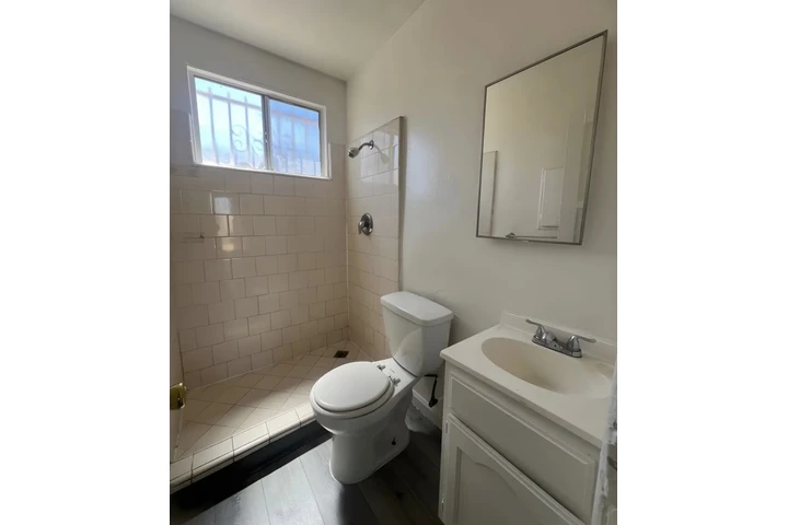 $1295 : Studio • Renta $1295 image 3