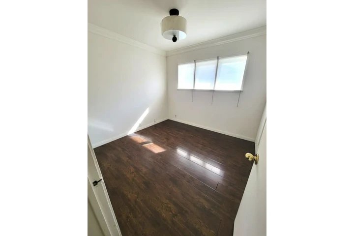 $2500 : 3 Bedroom Home In Koreatown image 8