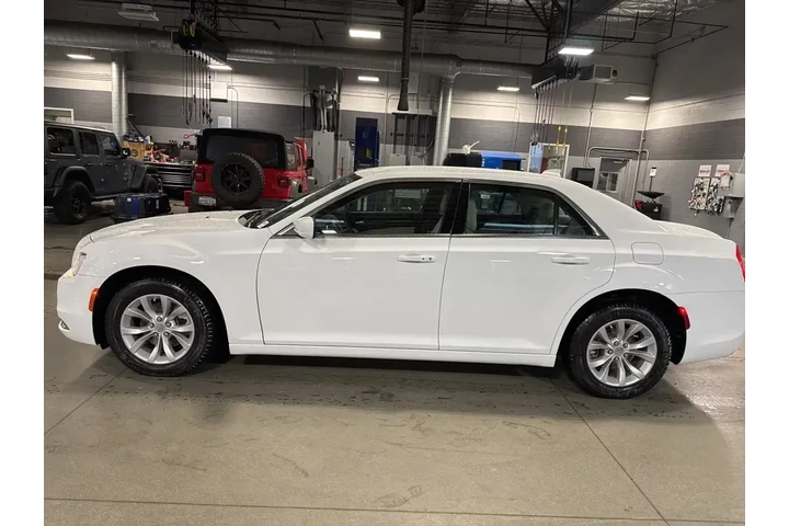 $28998 : Chrysler 300 2023 Touring 4d image 5