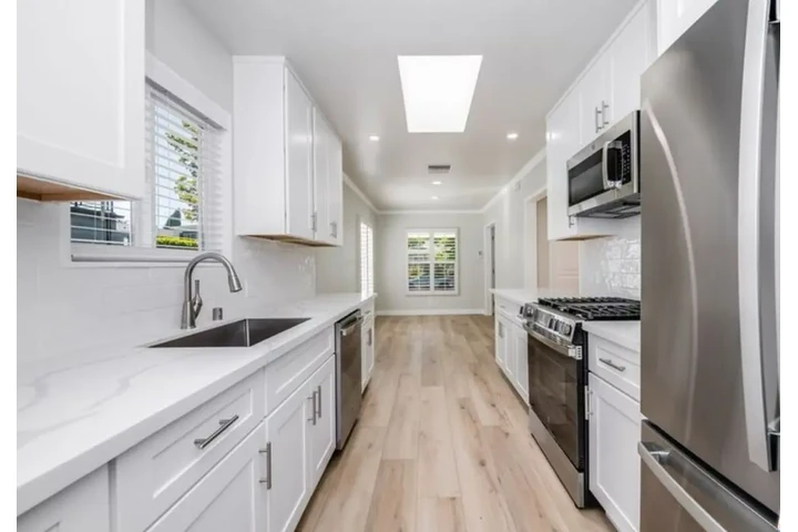 $2425 : 3Bed 2Bath in James M Wood, LA image 3