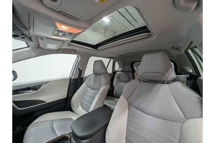 $29340 : Toyota RAV4 2019 AWD Limited image 4