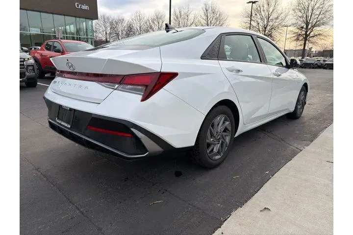 $19795 : Hyundai ELANTRA 2024 SEL 4dr image 7