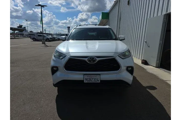 $33900 : Toyota Highlander 2023 LE 4d image 2