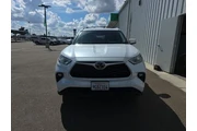 $33900 : Toyota Highlander 2023 LE 4d thumbnail