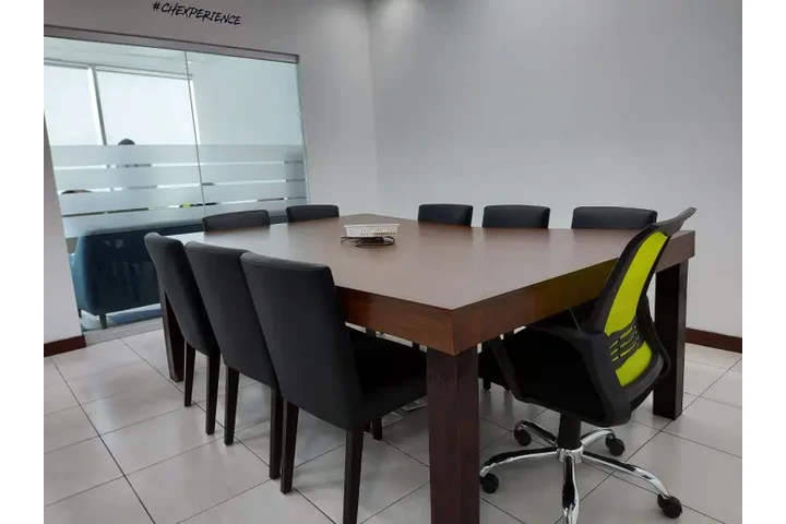 $1375 : Oficina en renta en zona 10 image 2