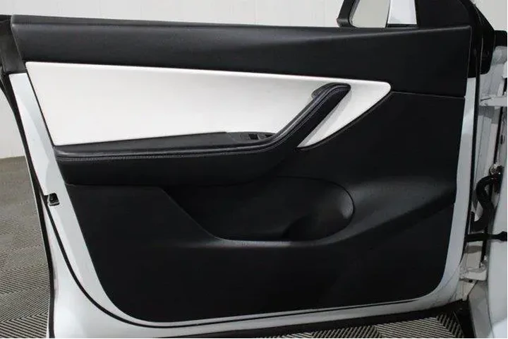 $29998 : Tesla Model Y 2021 AWD Long image 6