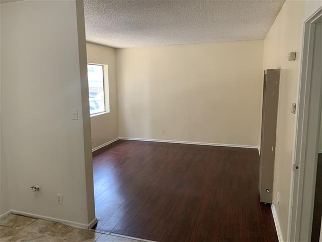 $1050 : Apt 1 rec cerca del colegio Ba image 9