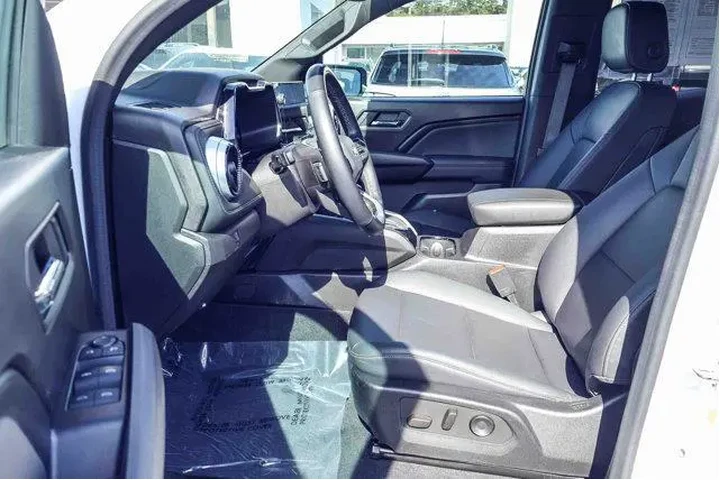 $36000 : Chevrolet Colorado 2024 4x4 image 2