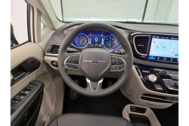 $30998 : Chrysler Pacifica 2024 Touri image 10