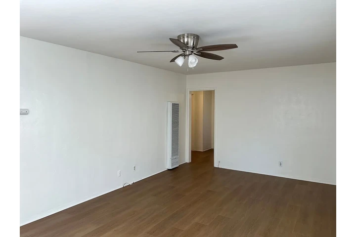 $900 : Belmont Heights bungalow! image 3