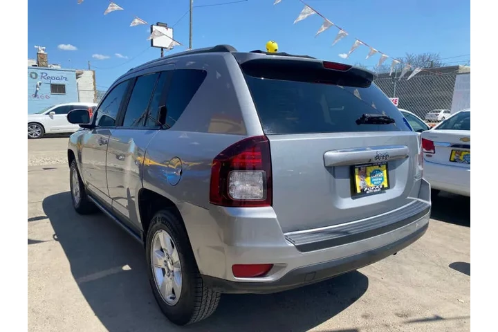 2017 Compass Latitude image 8