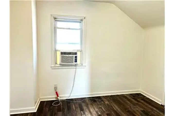 $675 : Rental property with 1 bedro image 5