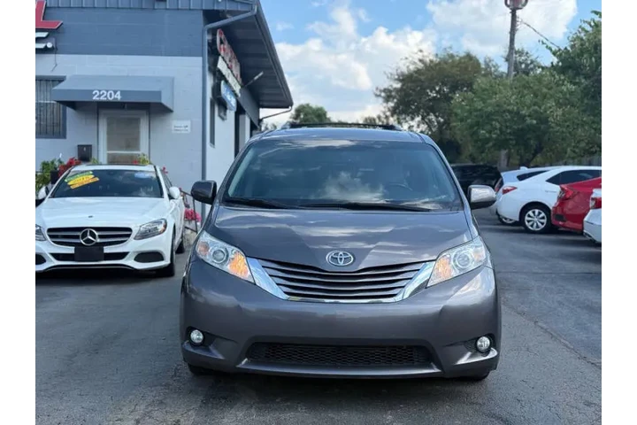 $17995 : 2017 Sienna XLE 8-Passenger image 3