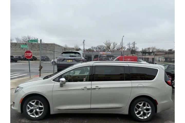 2020 Pacifica Limited image 10