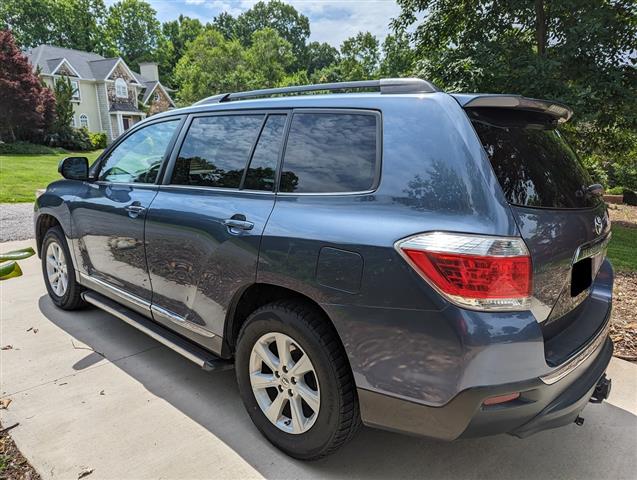 $8500 : 2012 Toyota highlander SUV image 4