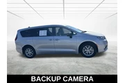 $21960 : Chrysler Pacifica 2024 Touri thumbnail