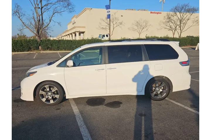 $18000 : Toyota Sienna 2016 SE 8-Pass image 5