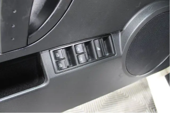 $11910 : Volkswagen New Beetle Conver image 7