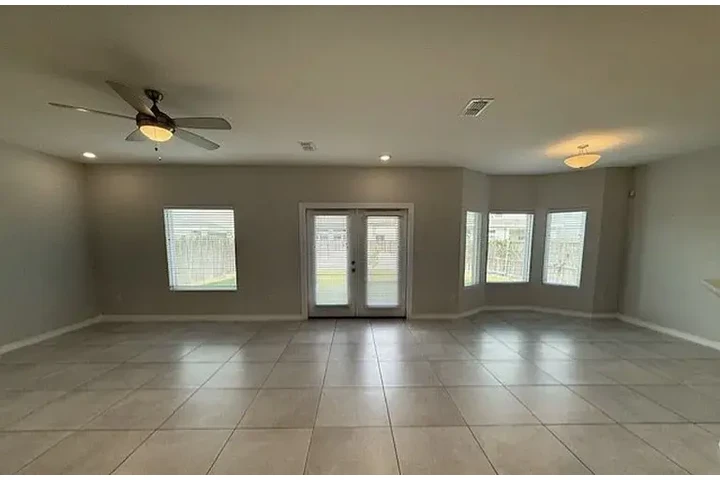 $2000 : HOUSE RENT AVAILABLE LAREDO TX image 6