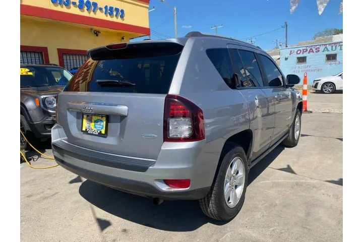 2017 Compass Latitude image 10