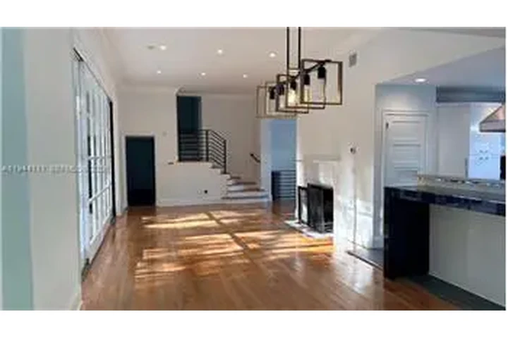 $10000 : Rental property with 3 bedro image 7