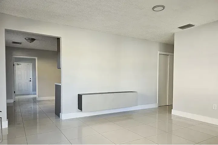 $2000 : HOUSE FOR RENT IN MIAMI FL image 5