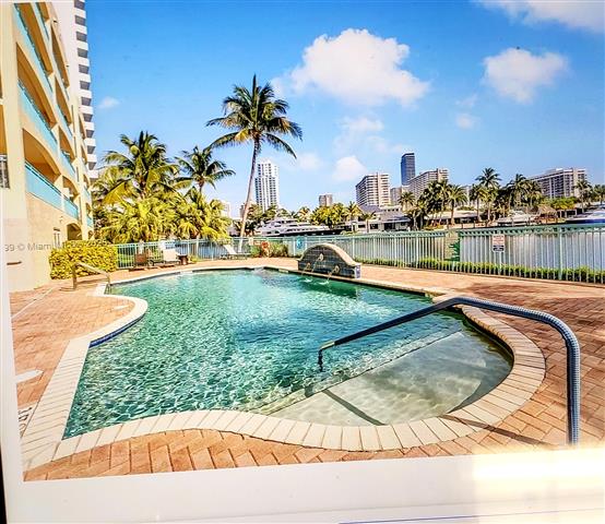 $2 : APT IN HALLANDALE BEACH image 2