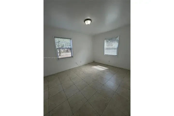 $800 : Spacious and renovated 2 bed ! image 3