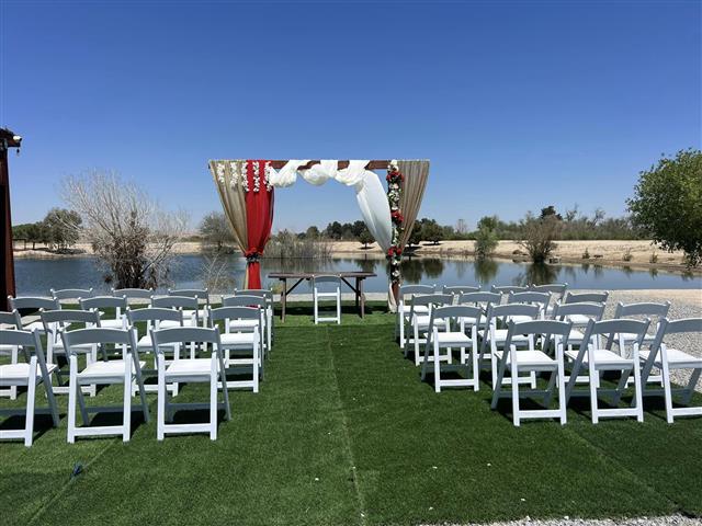 Bodas frente a un  lago image 1