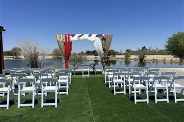 Bodas frente a un  lago en San Bernardino