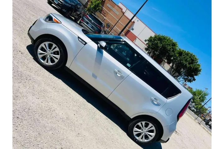 $7899 : 2016 Soul + image 5