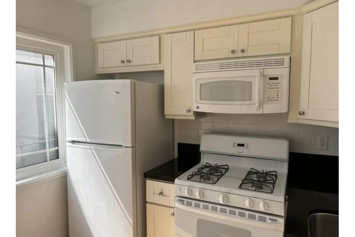 $1950 : 2 Bed Apt with parking in LA image 3