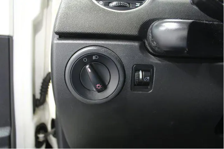 $11910 : Volkswagen New Beetle Conver image 8