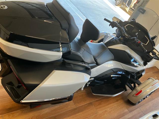 $26000 : 2021 CAN-AM SPYDER RT LIMITED image 3