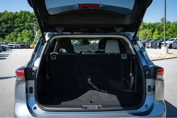 $39874 : Toyota Highlander 2023 LE 4d image 9