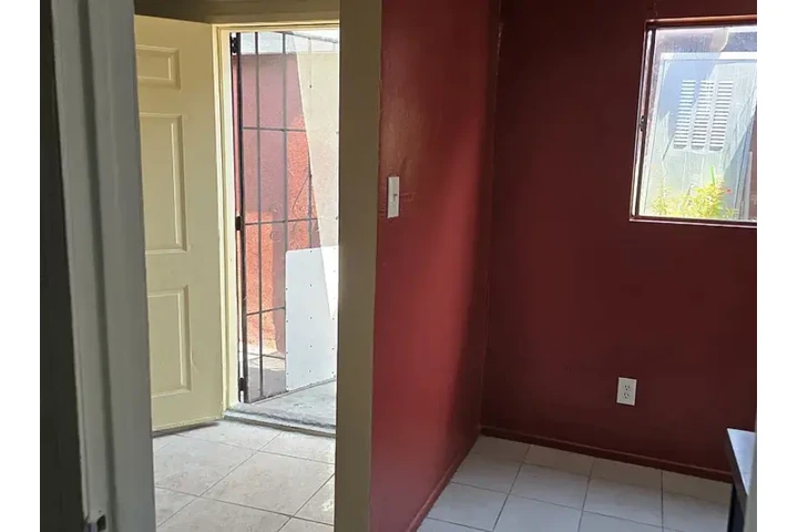 $1050 : LOCATION...LOCATION...LOCATION image 1
