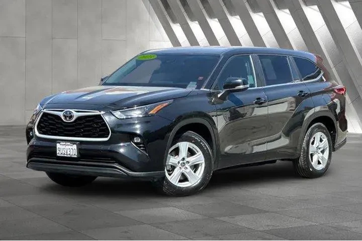 $30900 : Toyota Highlander 2023 LE 4d image 2