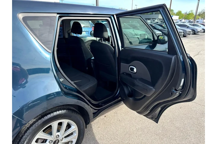 $9750 : 2017 Soul + Auto image 9