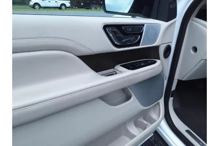 $39143 : Lincoln Navigator 2020 4x4 R image 9