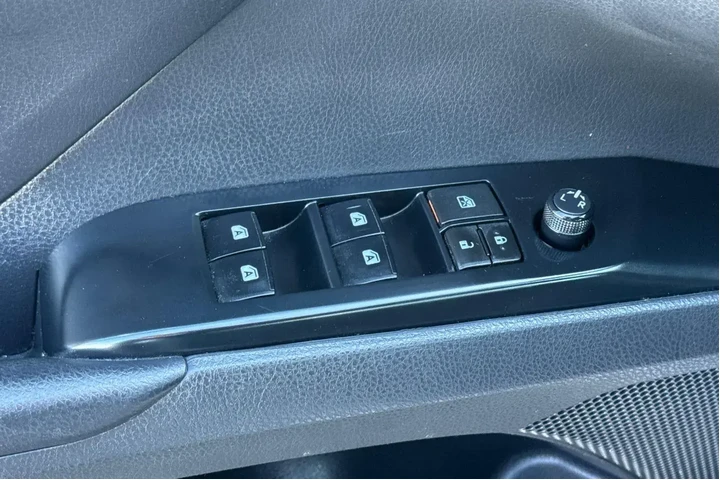 $21195 : Toyota Camry Hybrid 2018 SE image 10