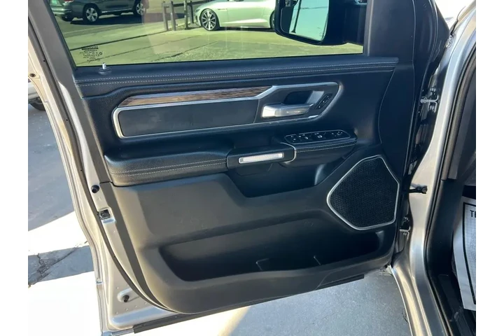 2019 RAM 1500 Laramie Crew Ca image 9